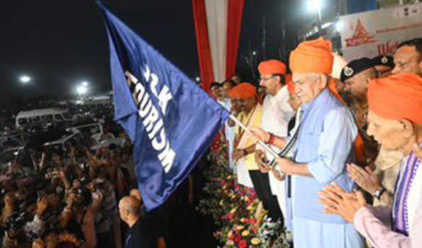 सिन्हा ने श्री अमरनाथ यात्रा के तीर्थयात्रियों के पहले जत्थे को हरी झंडी दिखाई