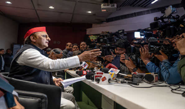 सिर्फ नारों से विकसित नहीं होगा देश: अखिलेश