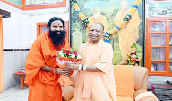 स्वामी रामदेव ने की योगी से शिष्टाचार भेंट