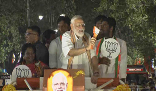 तमिलनाडु के दो दिवसीय दौरे पर पहुंचे मोदी ने चेन्नई में किया रोड शो