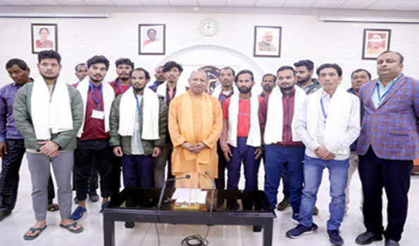 उत्तराखंड टनल हादसे से लौटे यूपी के श्रमिकों से योगी ने की मुलाकात