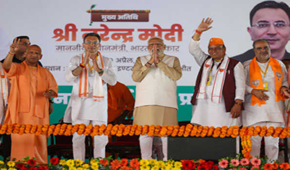 योगी की शालीनता और मोदी की विनम्रता ने जीता लोगों का दिल