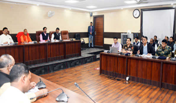 योगी ने वाराणसी में की विकास कार्यों की समीक्षा